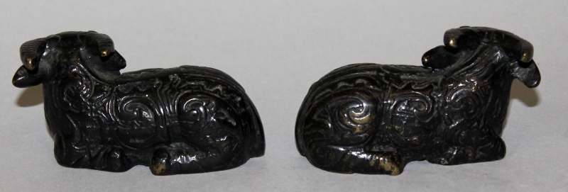 A SMALL PAIR OF 19TH/20TH CENTURY CHINESE BRONZE MODELS OF RAMS, each recumbent animal with - Image 3 of 5