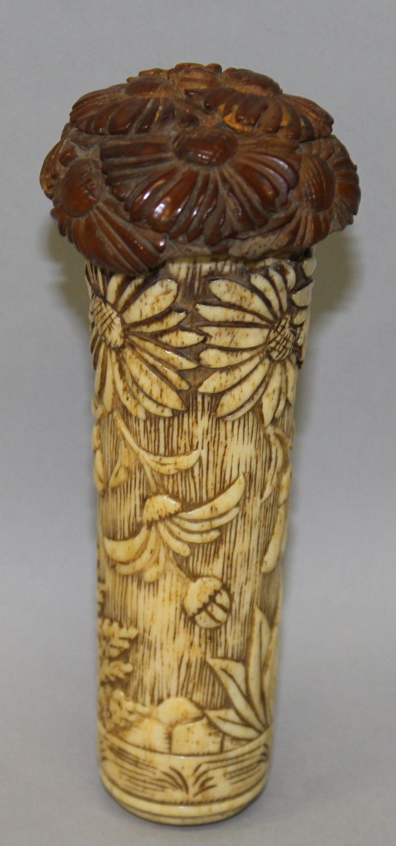 AN EARLY 20TH CENTURY ORIENTAL CARVED BONE CANE HANDLE, with a carved wood and glass inset pommel, - Image 3 of 5