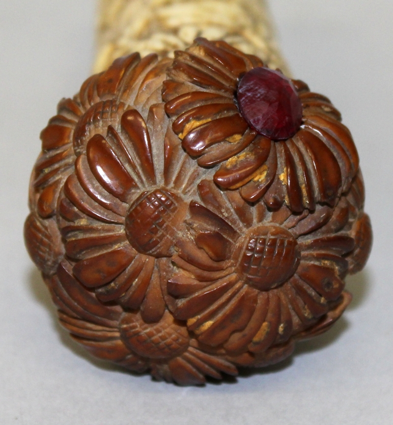 AN EARLY 20TH CENTURY ORIENTAL CARVED BONE CANE HANDLE, with a carved wood and glass inset pommel, - Image 4 of 5