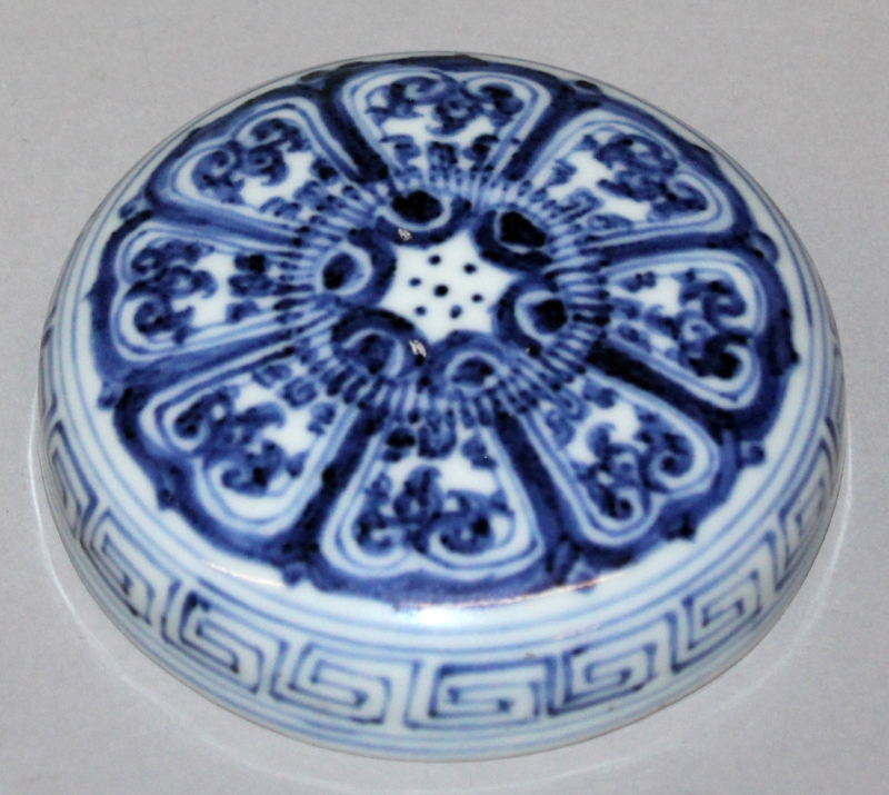 A CHINESE MING STYLE BLUE & WHITE PORCELAIN JAR & COVER, the sides decorated with a formal design of - Image 6 of 6