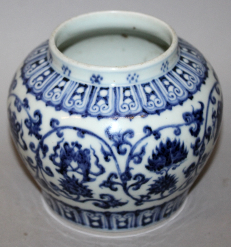 A CHINESE MING STYLE BLUE & WHITE PORCELAIN JAR & COVER, the sides decorated with a formal design of - Image 2 of 6