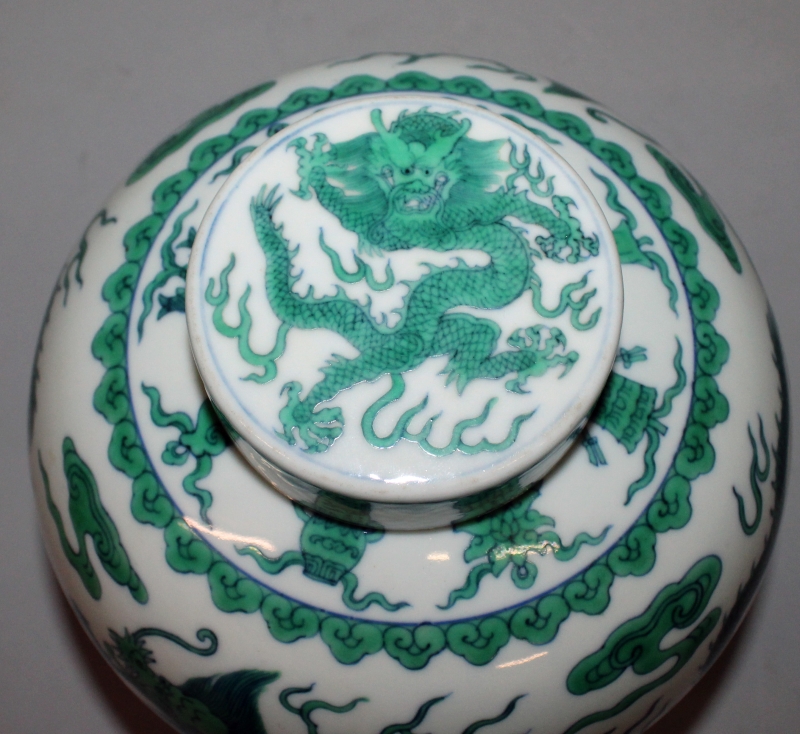 A GOOD QUALITY CHINESE GREEN ENAMELLED PORCELAIN DRAGON JAR & COVER, the sides decorated with two - Image 2 of 5