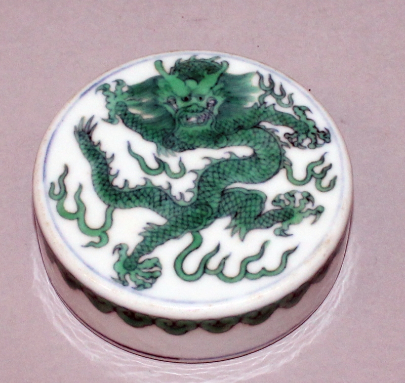 A GOOD QUALITY CHINESE GREEN ENAMELLED PORCELAIN DRAGON JAR & COVER, the sides decorated with two - Image 3 of 5