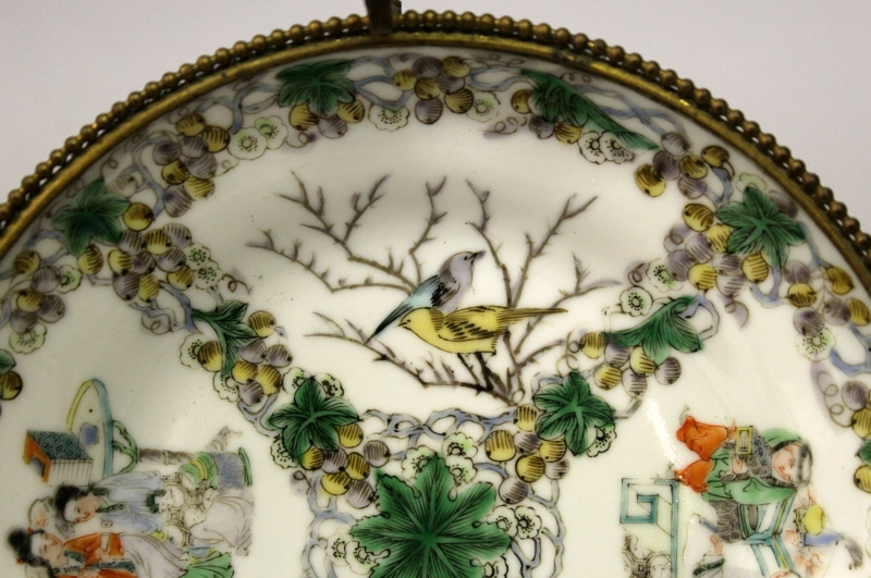 A PAIR OF LATE 19TH CENTURY CHINESE FAMILLE VERTE PORCELAIN DISHES, in the form of a pair of saucers - Image 7 of 9