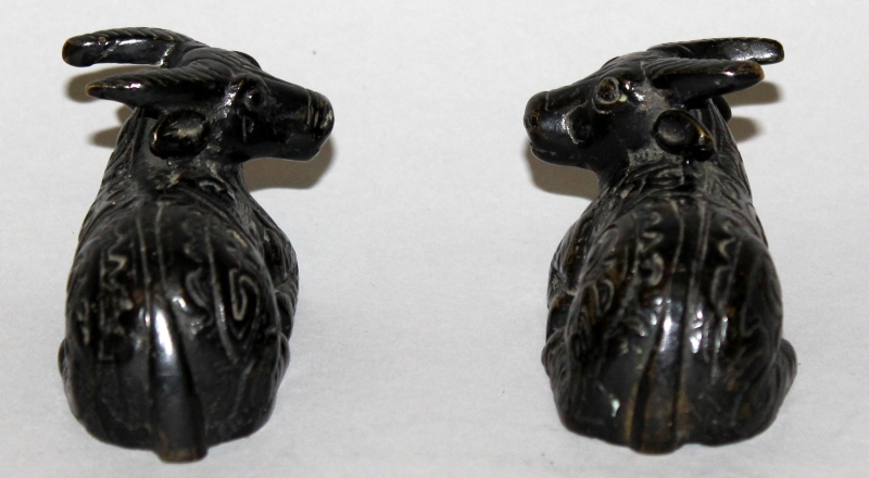 A SMALL PAIR OF 19TH/20TH CENTURY CHINESE BRONZE MODELS OF RAMS, each recumbent animal with - Image 2 of 5