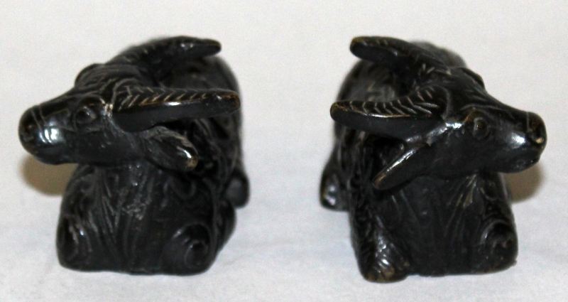 A SMALL PAIR OF 19TH/20TH CENTURY CHINESE BRONZE MODELS OF RAMS, each recumbent animal with - Image 4 of 5