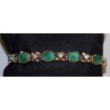 A GOOD EMERALD AND DIAMOND BRACELET set in 14ct yellow gold.