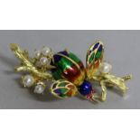 A VERY GOOD YELLOW GOLD PEARL AND ENAMEL BEE BROOCH.