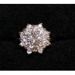 A LOVELY DIAMOND DAISY CLUSTER RING of approx. 1ct, set in 14ct white gold.