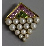 A GOOD PEARL, PERIDOT AND AMETHYST BROOCH, set in yellow gold.