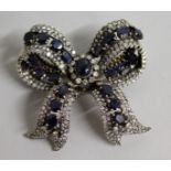 A SUPERB SAPPHIRE AND DIAMOND RIBBON BROOCH.