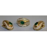 A SUPERB YELLOW GOLD EMERALD AND DIAMOND RING AND MATCHING EAR CLIPS.