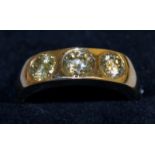 A GENTLEMAN'S 18CT YELLOW GOLD THREE STONE DIAMOND RING, approx. 2cts.