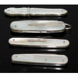 FOUR MOTHER-OF-PEARL BACKED FRUIT KNIVES.