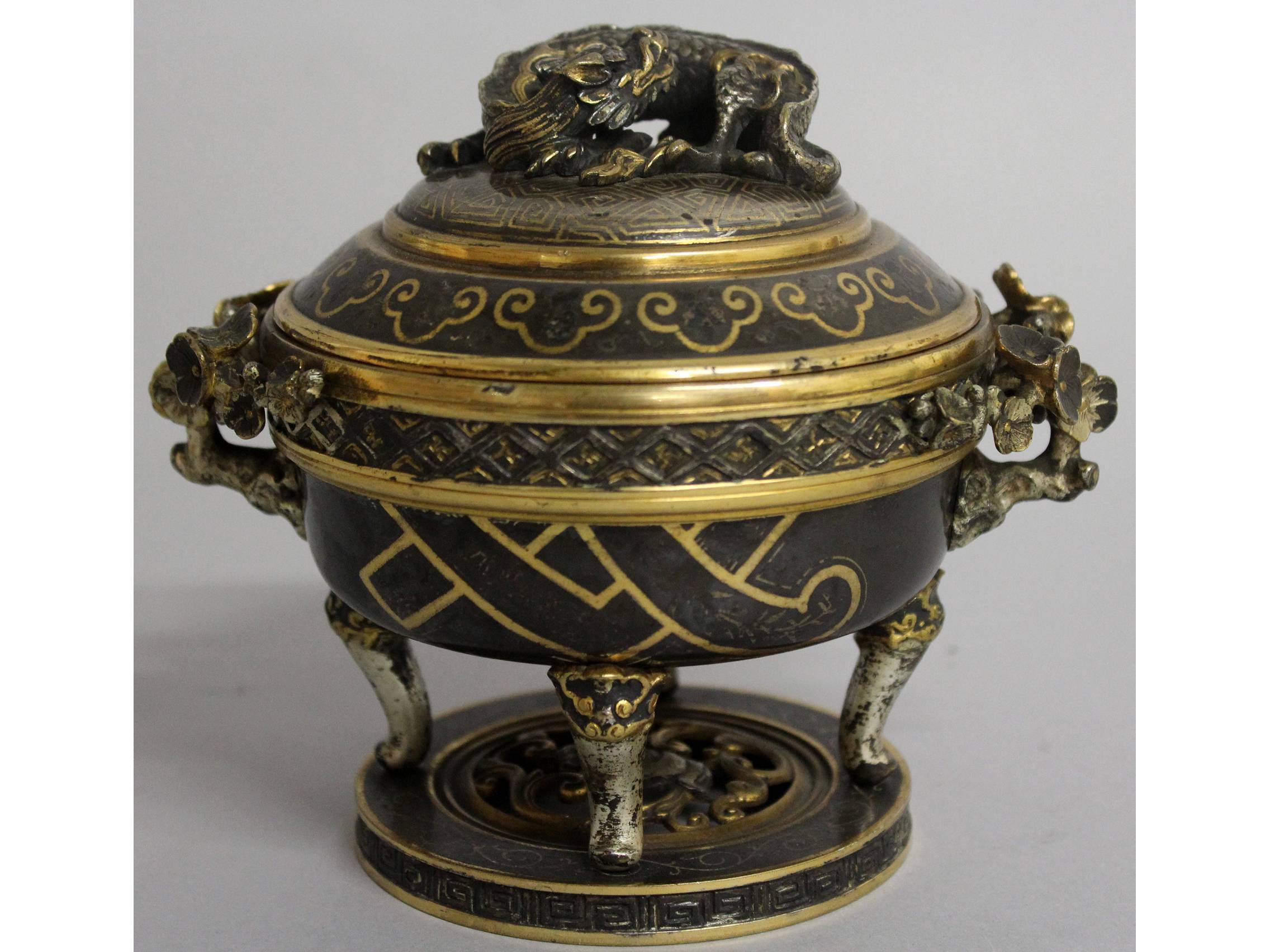 A SUPERB 19TH CENTURY FRENCH CIRCULAR BRONZE KORO AND COVER in the Japanese STYLE, the lid with a