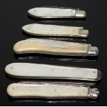 FIVE SILVER BLADED MOTHER-OF-PEARL FRUIT KNIVES.