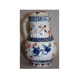 AN EARLY 18TH CENTURY CHINESE IMARI KANGXI PERIOD FLUTED PORCELAIN JUG & COVER, the cover with a