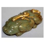 A GOOD GOLD INLAID CHINESE JADE LYING DOG. 3.25ins long.