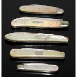 FIVE SILVER BLADED MOTHER-OF-PEARL FRUIT KNIVES.