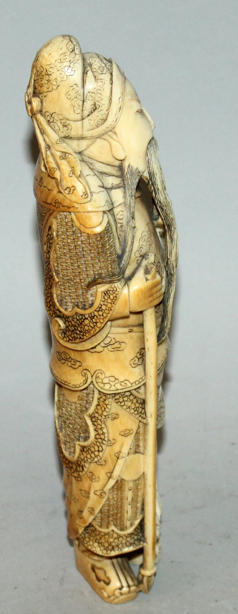 A GOOD 19TH/20TH CENTURY CHINESE CARVED IVORY FIGURE OF GUANDI, holding a long spear, his - Image 2 of 5
