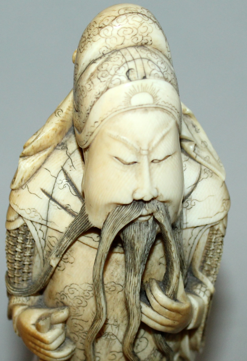 A GOOD 19TH/20TH CENTURY CHINESE CARVED IVORY FIGURE OF GUANDI, holding a long spear, his - Image 4 of 5