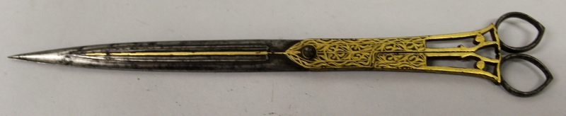 A GOOD PAIR OF 19TH CENTURY PERSIAN QAJAR PERIOD GOLD DAMASCENED STEEL SCISSORS, the handles with - Image 2 of 3