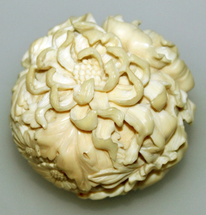 A GOOD QUALITY EARLY 20TH CENTURY SIGNED JAPANESE IVORY BALL, carved overall in high relief with a - Image 2 of 4