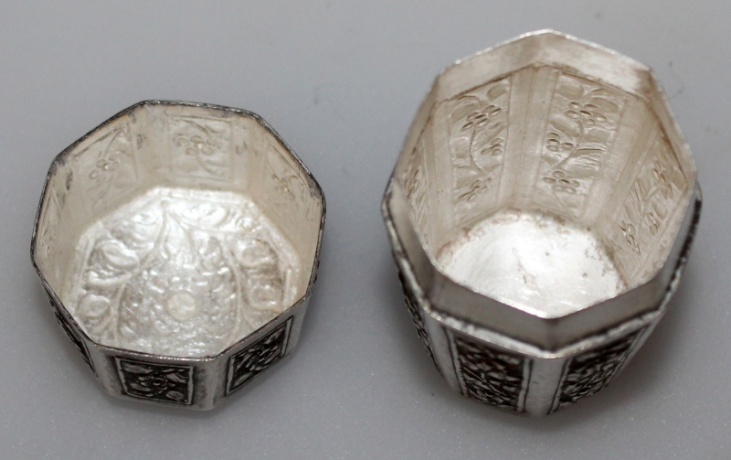 A SMALL CHINA STRAITS SILVER BOX & COVER, the sides of the octagonal section body decorated with - Image 5 of 5