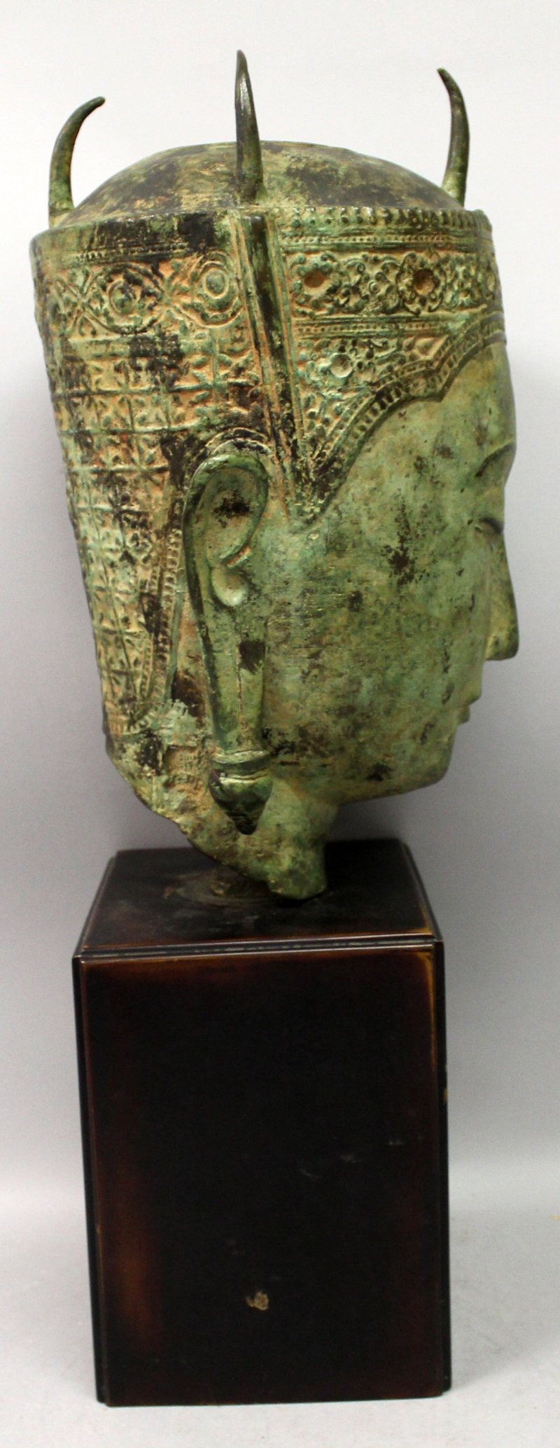 A GOOD LARGE THAI BRONZE HEAD OF AMITAYUS BUDDHA, mounted on a rectangular wood plinth, the whole - Image 2 of 8