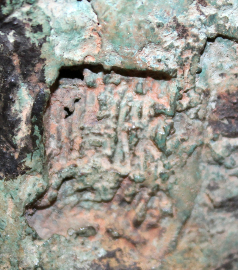 A GOOD LARGE THAI BRONZE HEAD OF AMITAYUS BUDDHA, mounted on a rectangular wood plinth, the whole - Image 8 of 8