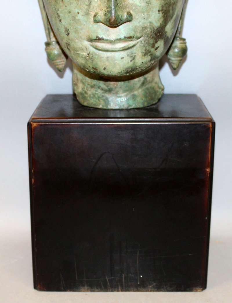 A GOOD LARGE THAI BRONZE HEAD OF AMITAYUS BUDDHA, mounted on a rectangular wood plinth, the whole - Image 6 of 8