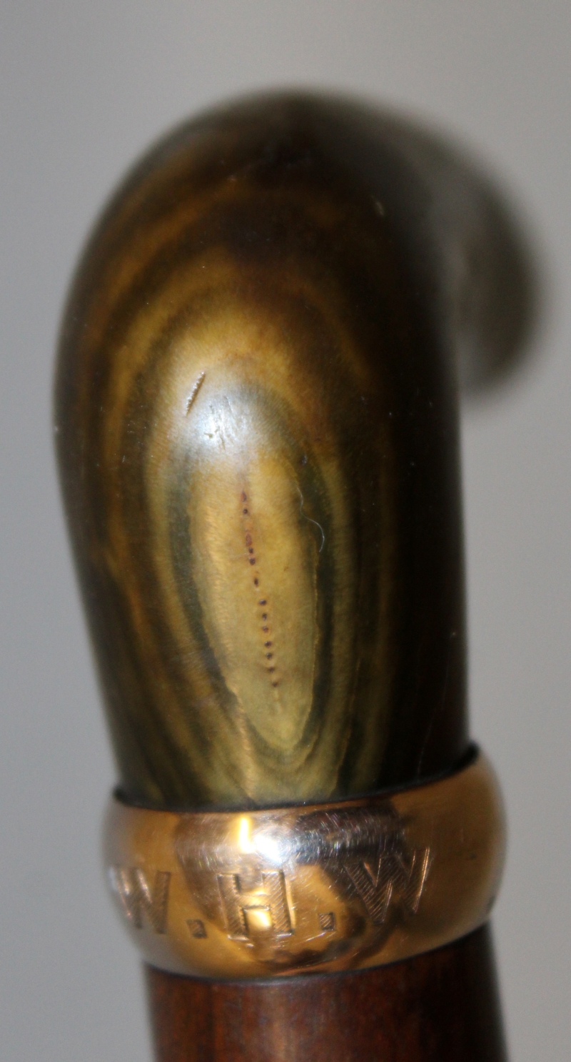 A FINE QUALITY RHINOCEROS HORN HANDLED SNAKE WOOD WALKING STICK, with a monogram engraved gilt-metal - Image 4 of 8