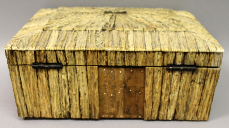A GOOD EARLY 19TH CENTURY ANGLO-INDIAN VIZAGAPATAM STAG ANTLER ONLAID WORK BOX, the interior - Image 3 of 9