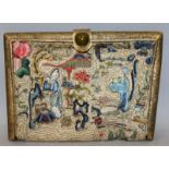 A GOOD QUALITY EARLY 20TH CENTURY CHINESE EMBROIDERED SILK PURSE, with French silk interior, the