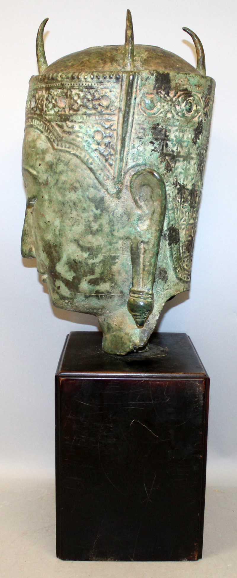 A GOOD LARGE THAI BRONZE HEAD OF AMITAYUS BUDDHA, mounted on a rectangular wood plinth, the whole - Image 4 of 8