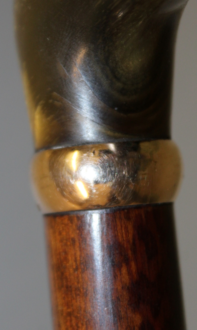 A FINE QUALITY RHINOCEROS HORN HANDLED SNAKE WOOD WALKING STICK, with a monogram engraved gilt-metal - Image 6 of 8