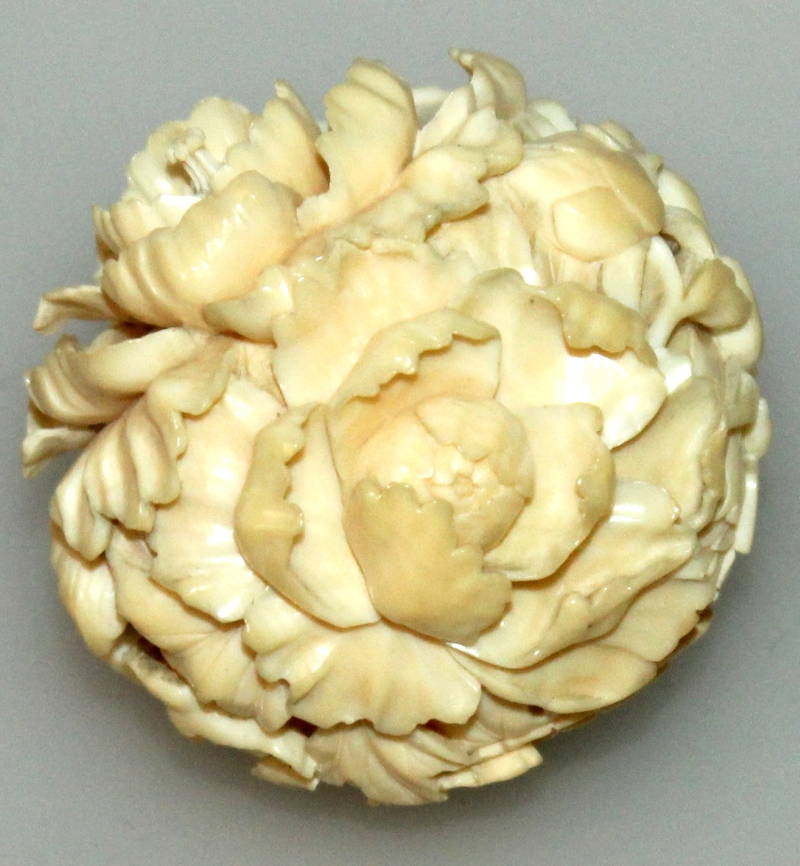 A GOOD QUALITY EARLY 20TH CENTURY SIGNED JAPANESE IVORY BALL, carved overall in high relief with a - Image 3 of 4