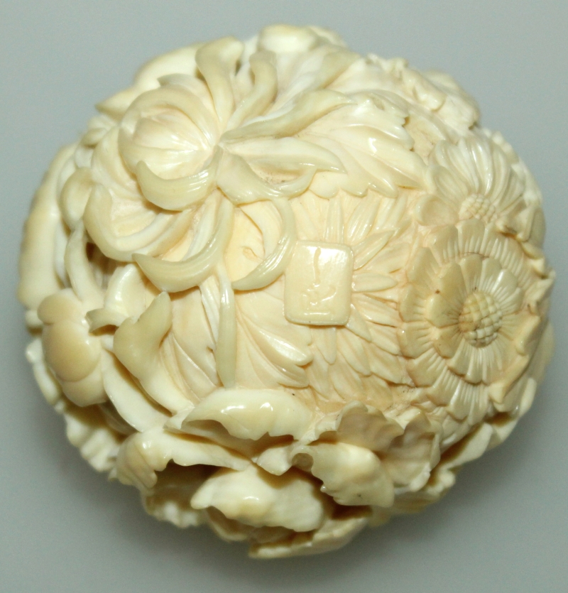 A GOOD QUALITY EARLY 20TH CENTURY SIGNED JAPANESE IVORY BALL, carved overall in high relief with a - Image 4 of 4