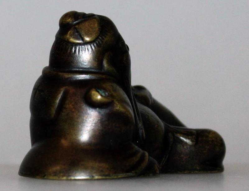 A 17TH CENTURY CHINESE BRONZE WATERDROPPER, cast in the form of a reclining sage, 3.75in wide & 1. - Image 4 of 4