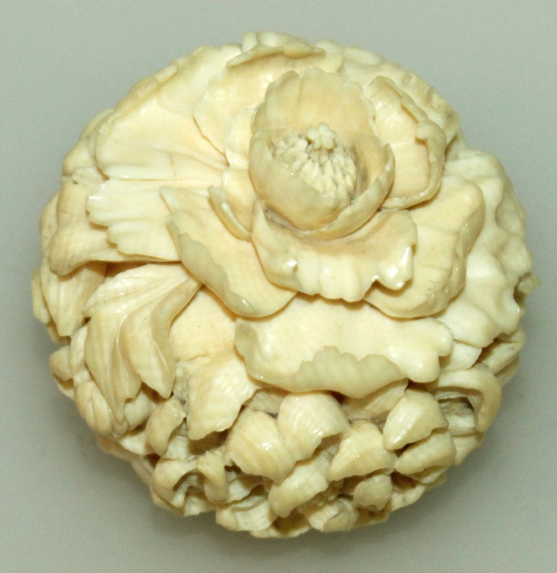 A GOOD QUALITY EARLY 20TH CENTURY SIGNED JAPANESE IVORY BALL, carved overall in high relief with a