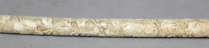 A 19TH/20TH CENTURY CHINESE CARVED IVORY STICK, decorated in low relief with scrolling foliage, 11. - Image 4 of 8