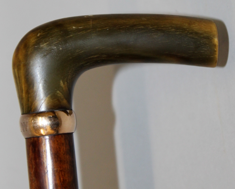 A FINE QUALITY RHINOCEROS HORN HANDLED SNAKE WOOD WALKING STICK, with a monogram engraved gilt-metal - Image 3 of 8