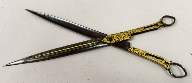 A GOOD PAIR OF 19TH CENTURY PERSIAN QAJAR PERIOD GOLD DAMASCENED STEEL SCISSORS, the handles with - Image 3 of 3