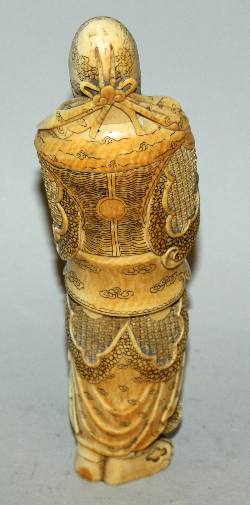 A GOOD 19TH/20TH CENTURY CHINESE CARVED IVORY FIGURE OF GUANDI, holding a long spear, his - Image 3 of 5