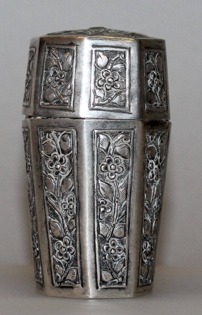 A SMALL CHINA STRAITS SILVER BOX & COVER, the sides of the octagonal section body decorated with