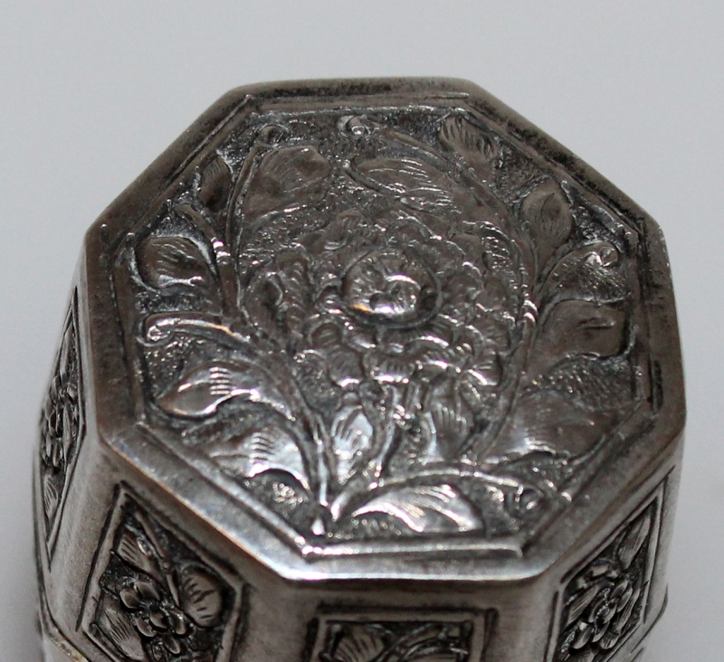 A SMALL CHINA STRAITS SILVER BOX & COVER, the sides of the octagonal section body decorated with - Image 2 of 5