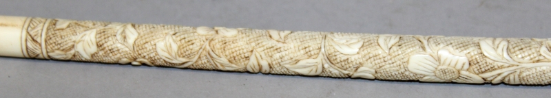 A 19TH/20TH CENTURY CHINESE CARVED IVORY STICK, decorated in low relief with scrolling foliage, 11. - Image 5 of 8