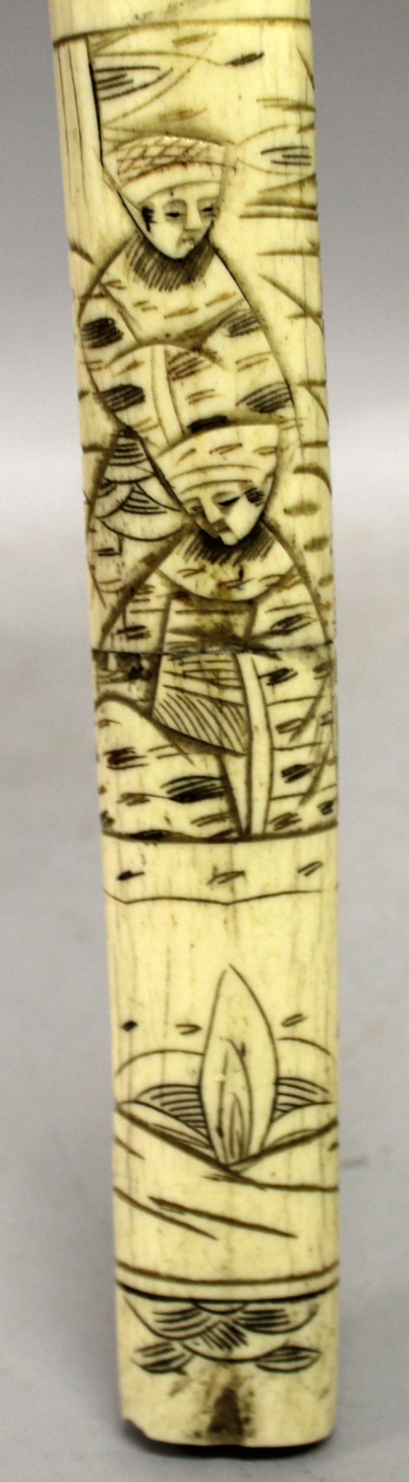 AN EARLY 20TH CENTURY JAPANESE BONE IVORY TANTO, with steel blade and carved figural decoration, - Image 5 of 10