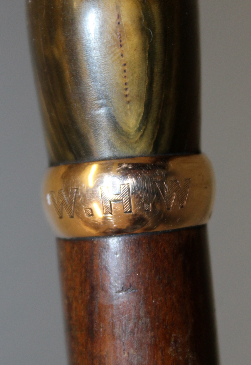 A FINE QUALITY RHINOCEROS HORN HANDLED SNAKE WOOD WALKING STICK, with a monogram engraved gilt-metal - Image 5 of 8