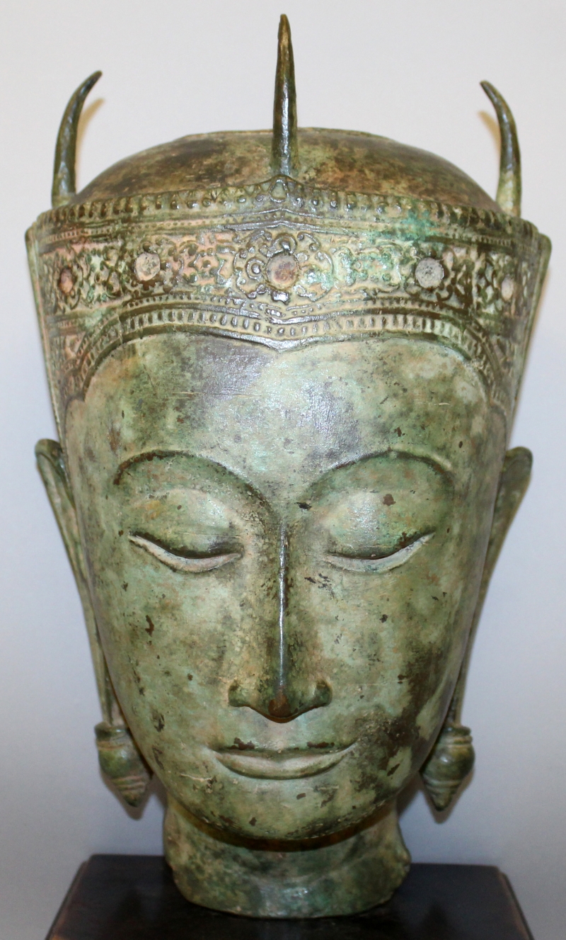 A GOOD LARGE THAI BRONZE HEAD OF AMITAYUS BUDDHA, mounted on a rectangular wood plinth, the whole - Image 5 of 8